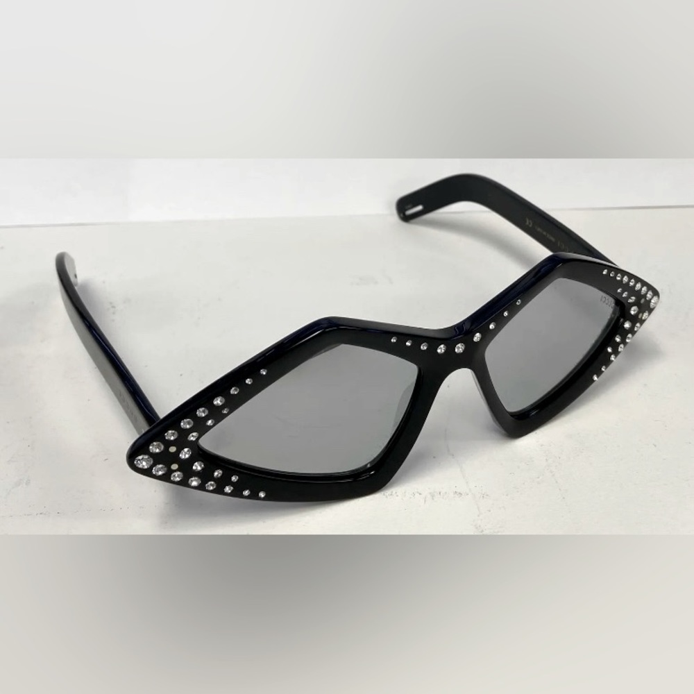 New Never worn Gucci Sunglasses GG0496S